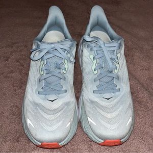 Hoka Arahi 6 size 10.5D “Plein Air / Blue Fog”